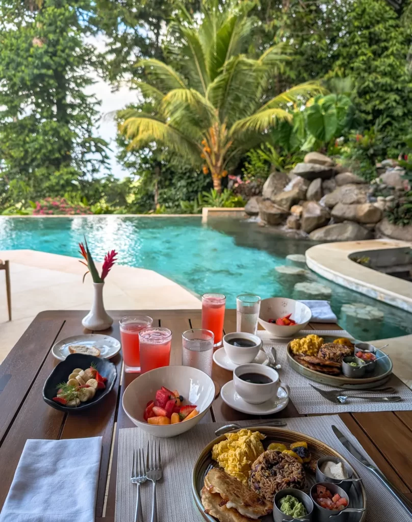Petit-déjeuner costaricain au bord de la piscine à Vista Celestial, Uvita