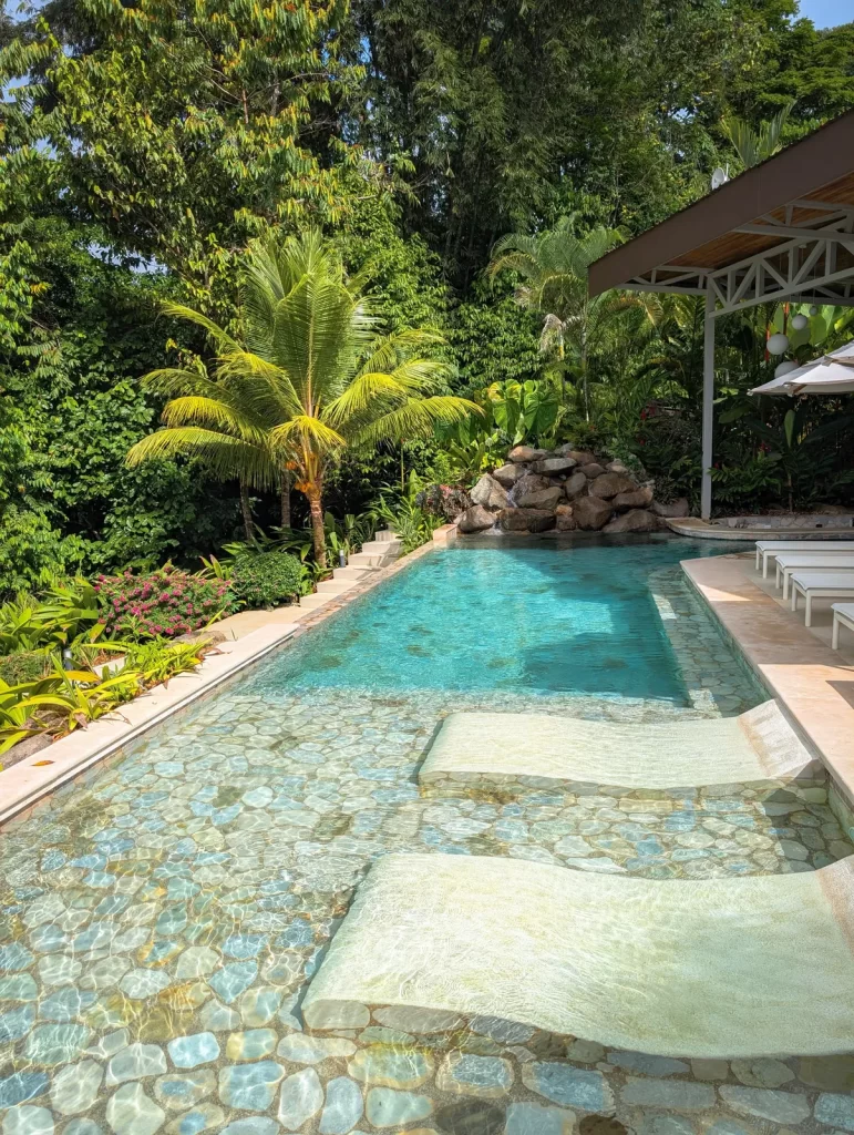 Piscine à débordement de l'hôtel Vista Celestial à Uvita, Costa Rica