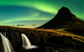 Aurore Boréales à Kirkjufellsfoss en Islande